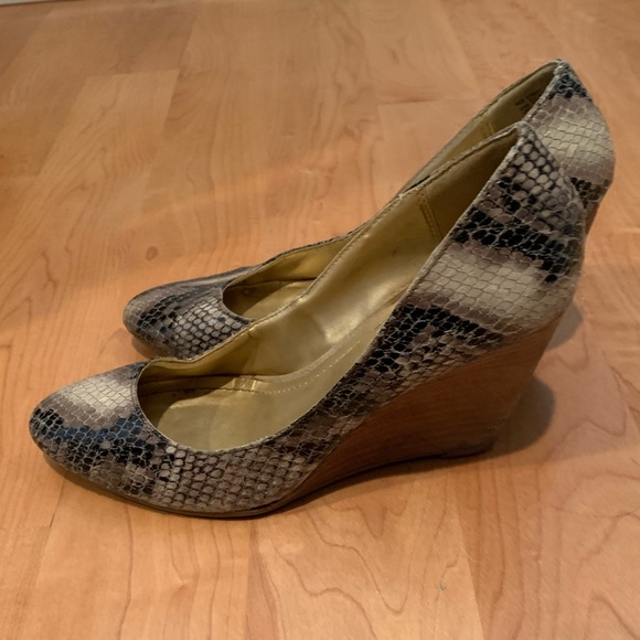 Kenneth Cole reaction snakeskin wedge heel - Picture 2 of 3